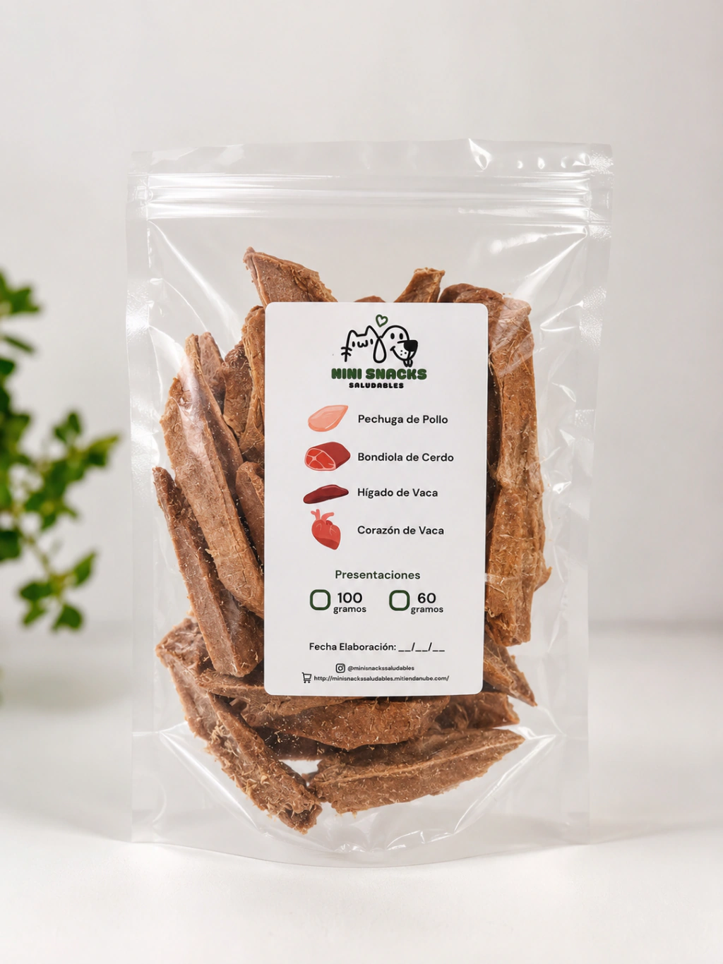 Etiqueta autoadhesiva aplicada en envase de snacks saludables para mascotas Nini Snacks